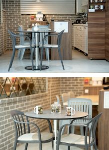 نمای داخلی کافه گالری هنرخانه در هاشمیه مشهد با میز و صندلی