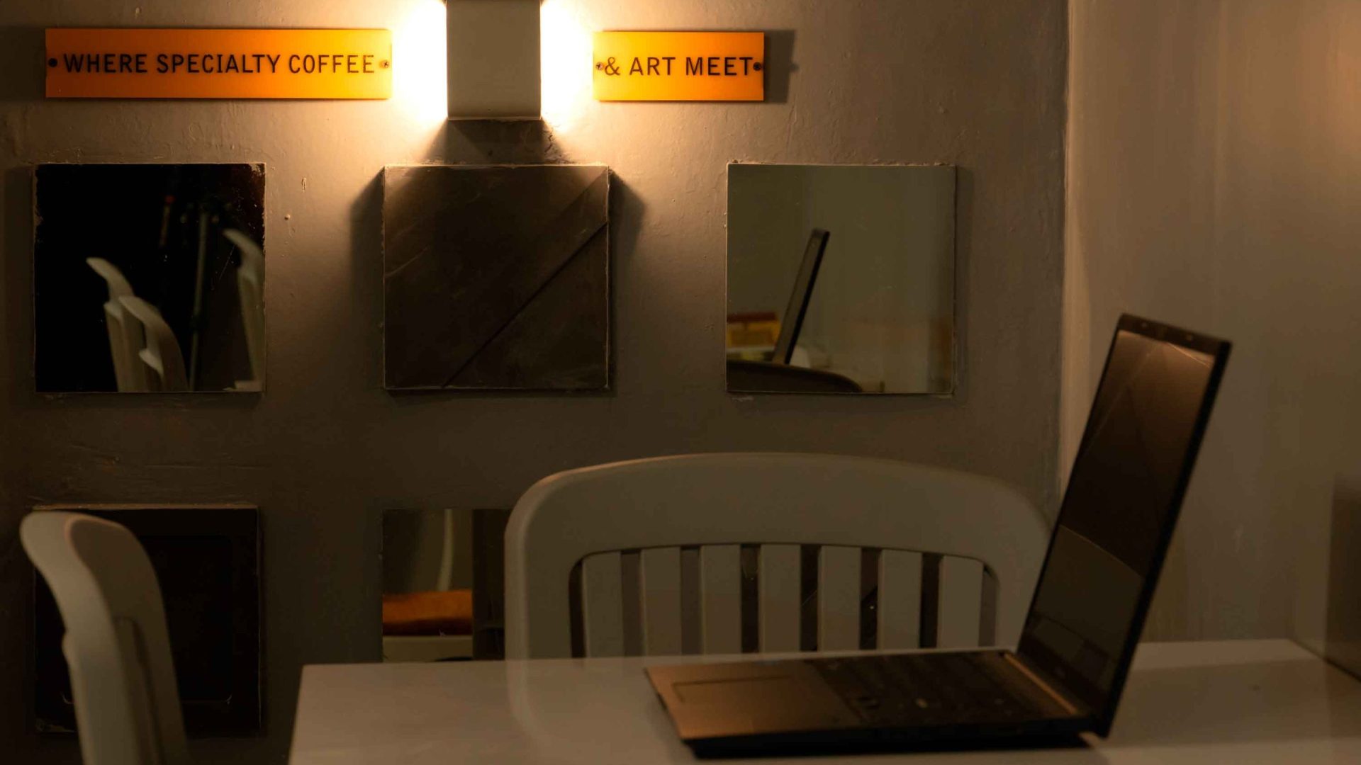 coworking-space-hashemieh-mashhad میزهای کار در فضای کار اشتراکی هاشمیه مشهد